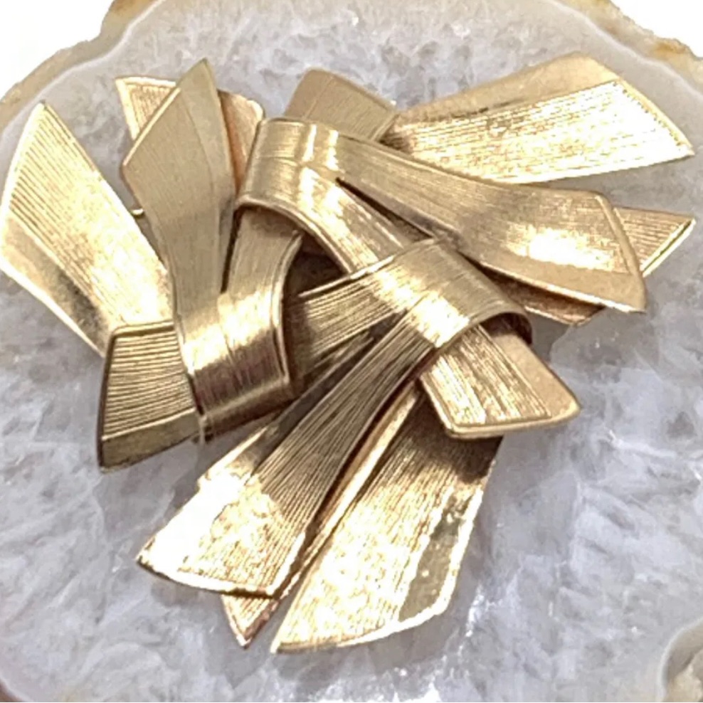 Coro Pegasus Gold Tone Vintage Textured Ribbon Clip Pin Brooch.